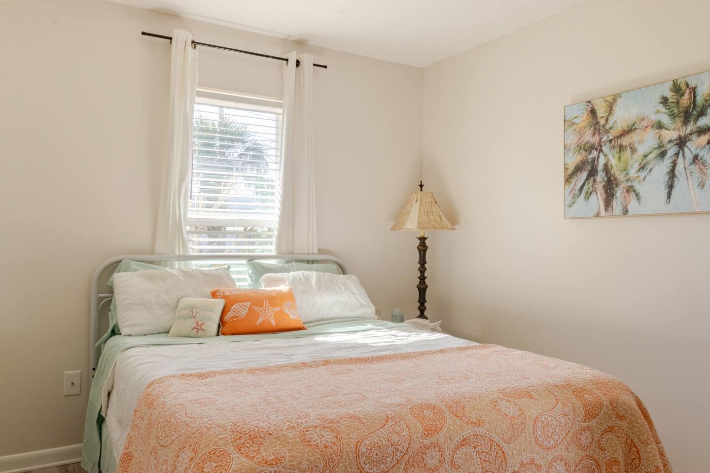 Guest bedroom with queen bed
