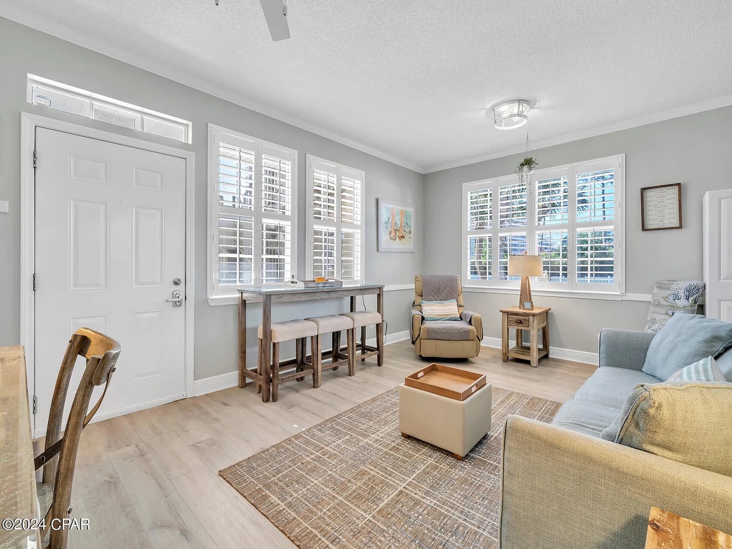 Living area with comfortable seating and dining bar (seats 3)
