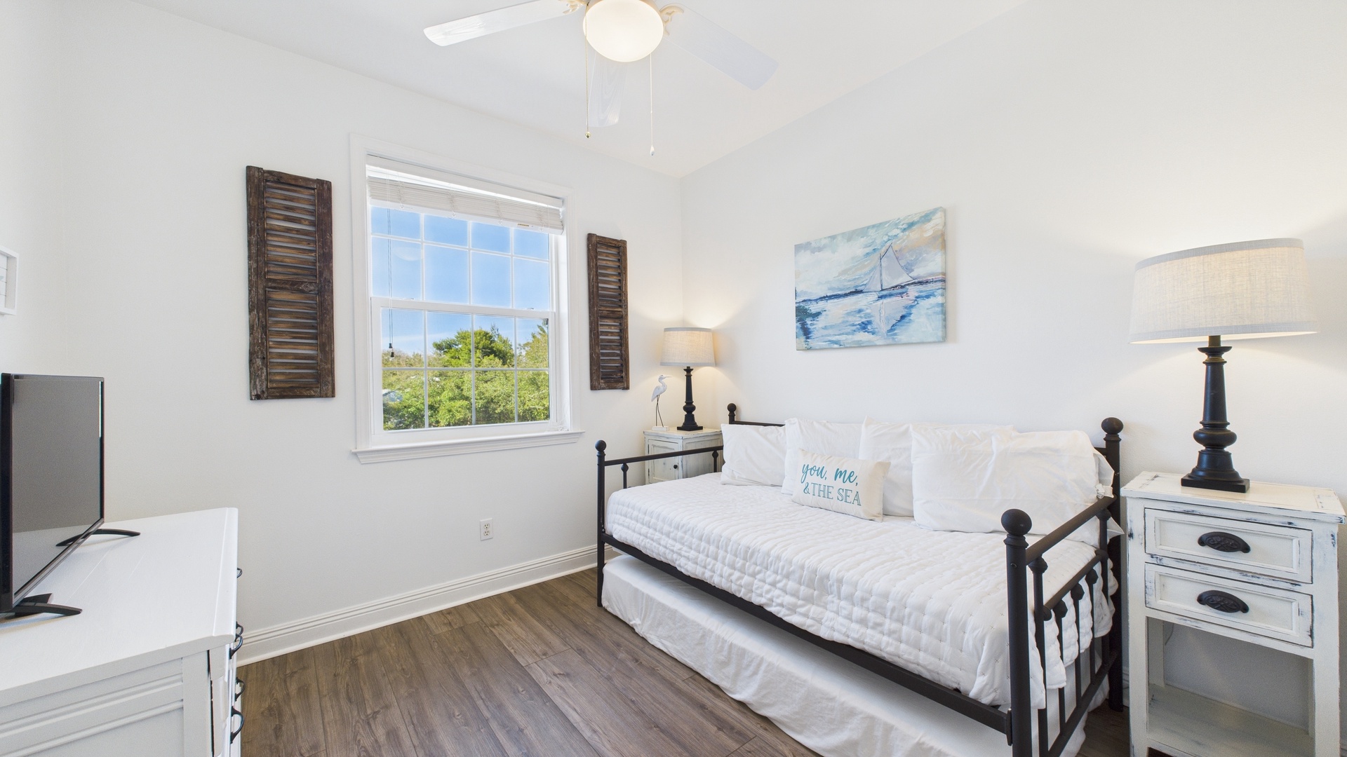 Bedroom with day bed TV and twin trundle