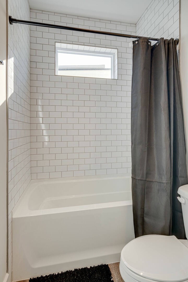 5627 - 2nd bathroom with shower and tub combo