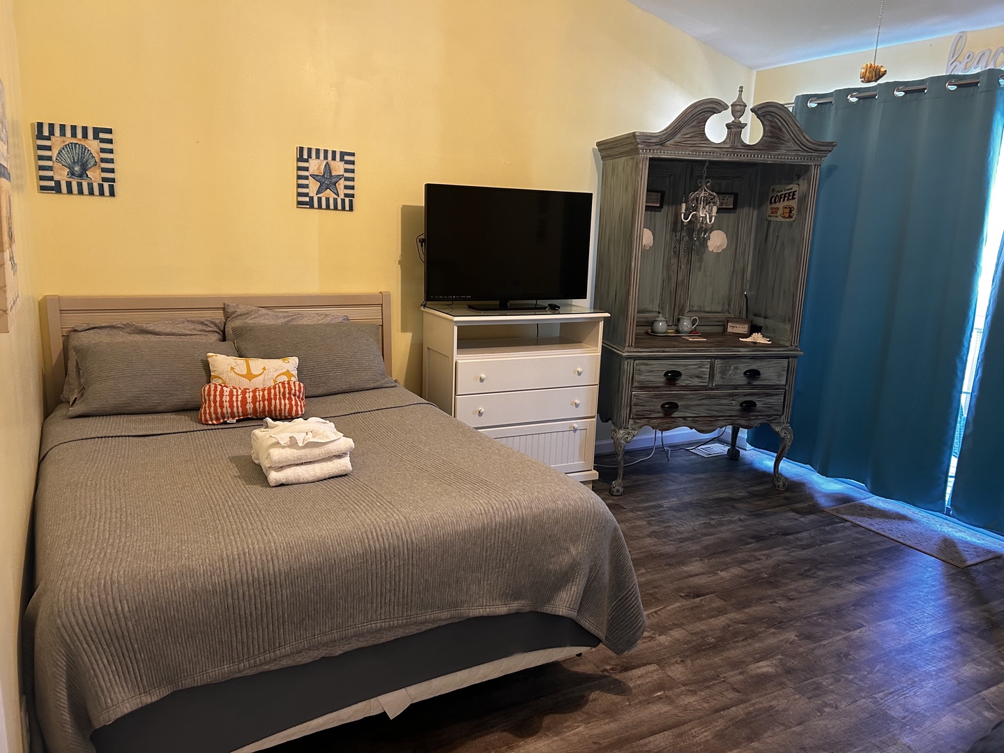 2nd bedroom with two queen beds (sleeps 4)