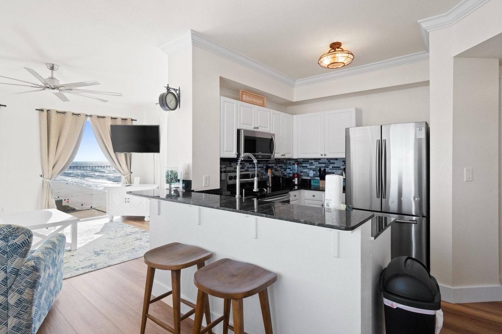 Full kitchen with breakfast bar and all the cooking essentials