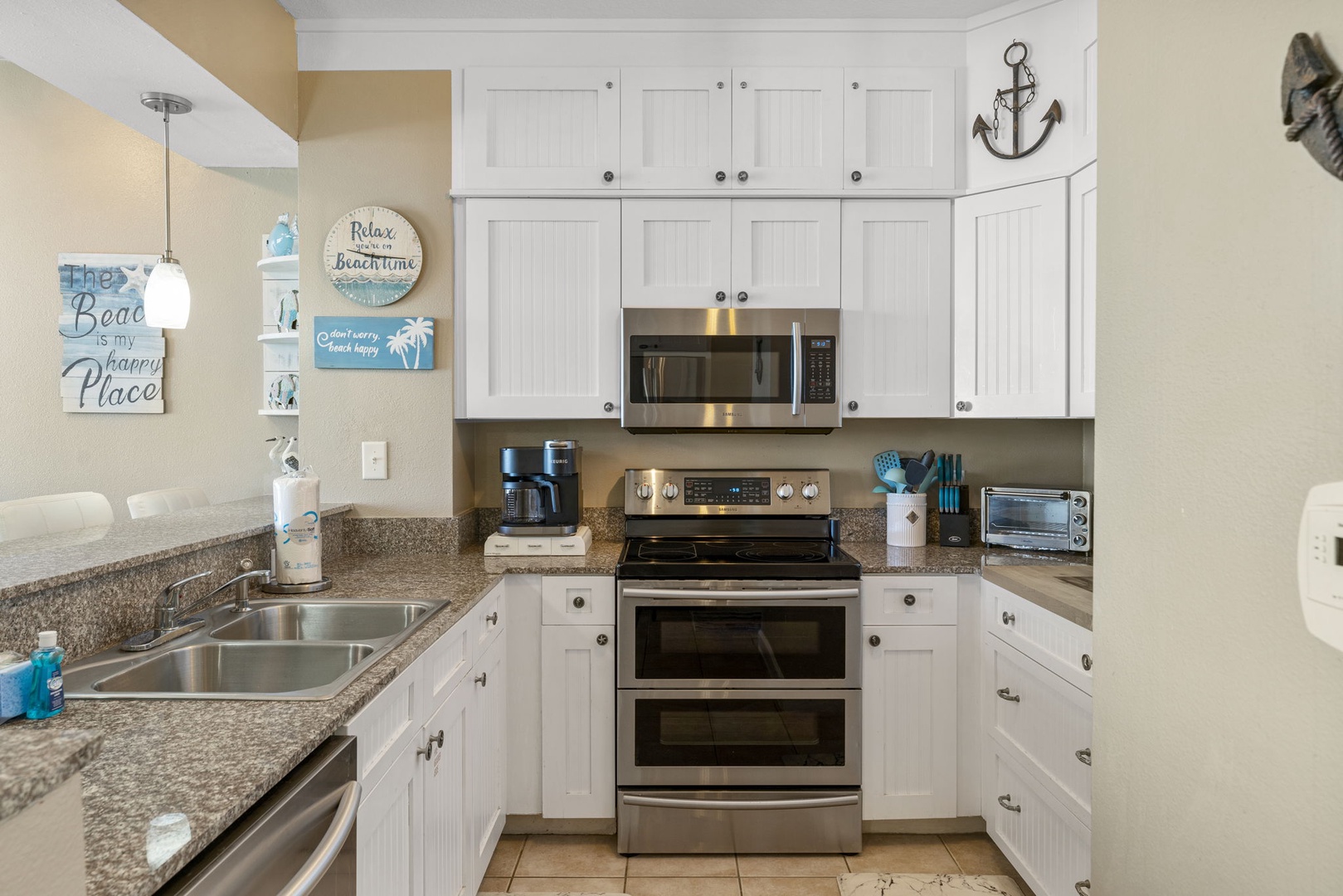 Fully applianced kitchen