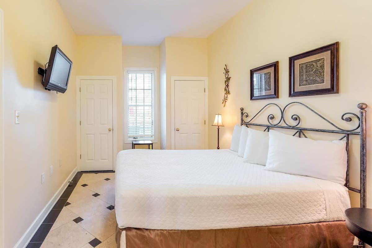 Ensuite king bedroom