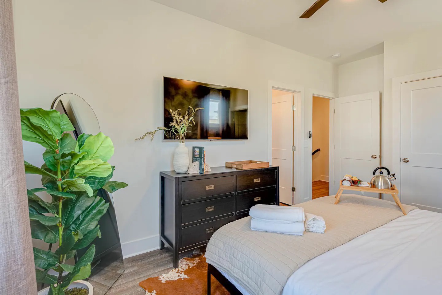 5631 - Primary Bedroom featuring a King bed, flat-screen SMART TV and designer furnishings with ensuite primary bathroom.