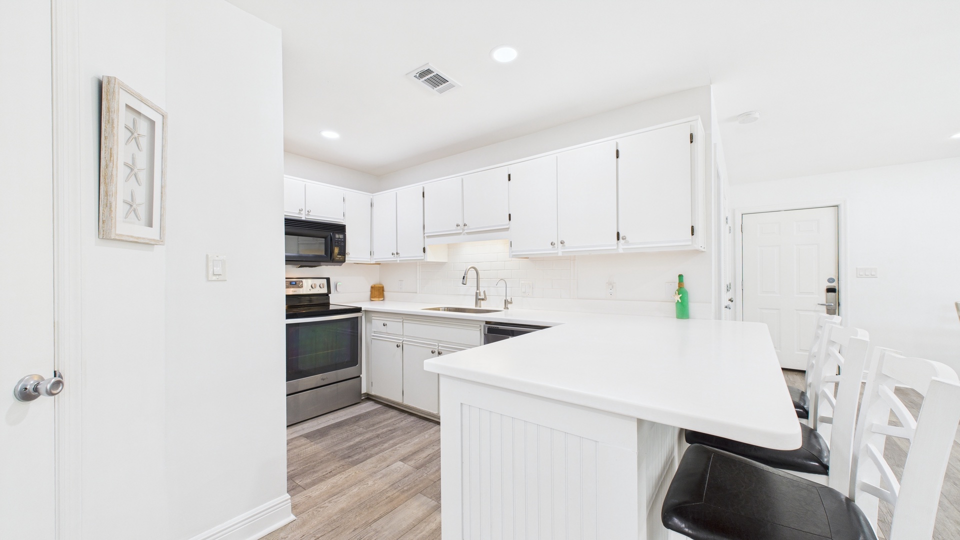 Full kitchen with breakfast bar and all the cooking essentials