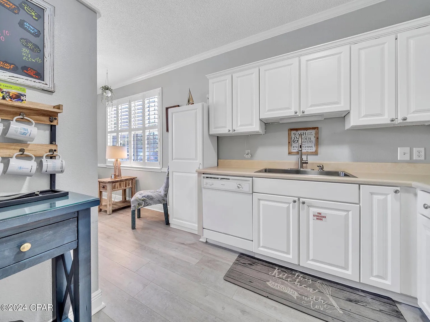 Full kitchen with separate coffee nook