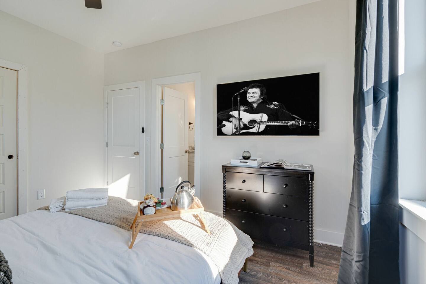 5627 - Primary bedroom with king bed, ensuite bathroom, and smart TV.