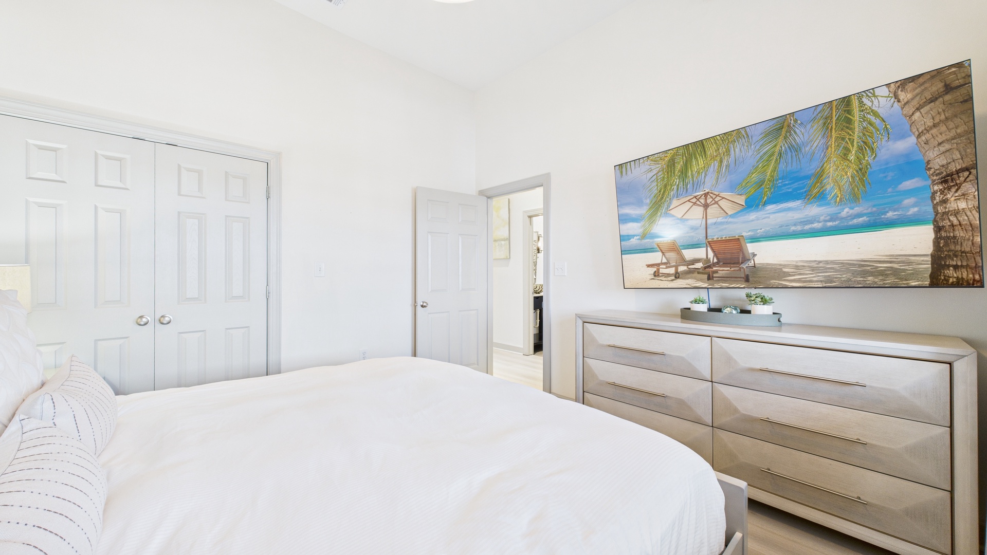 Guest room with queen size bed (sleeps 2)