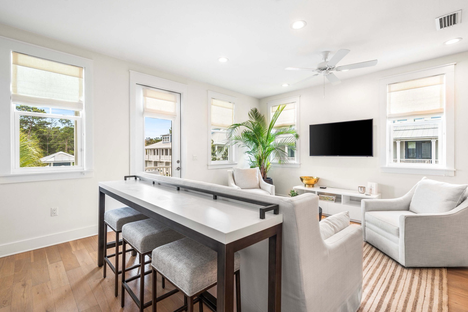 Breakfast bar with seating for 3