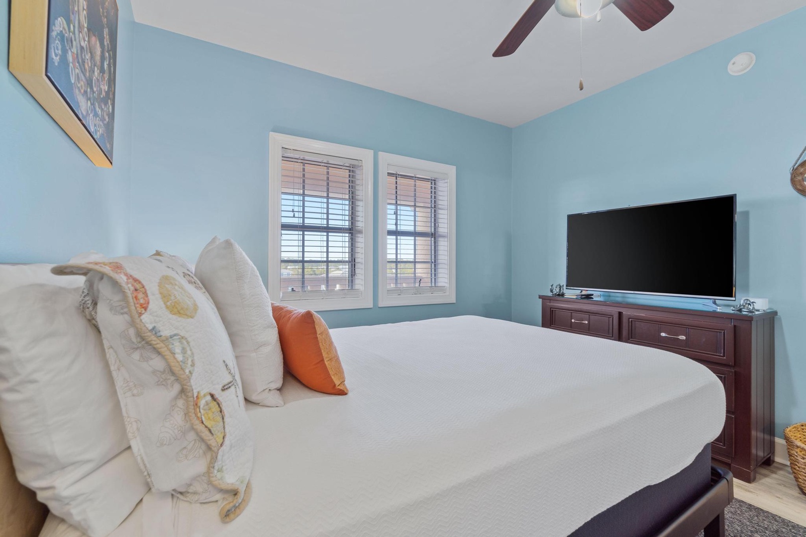 Guest bedroom with a queen size bed