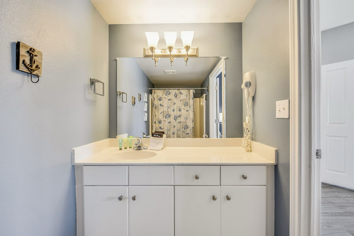 Guest bathroom with shower and tub combo