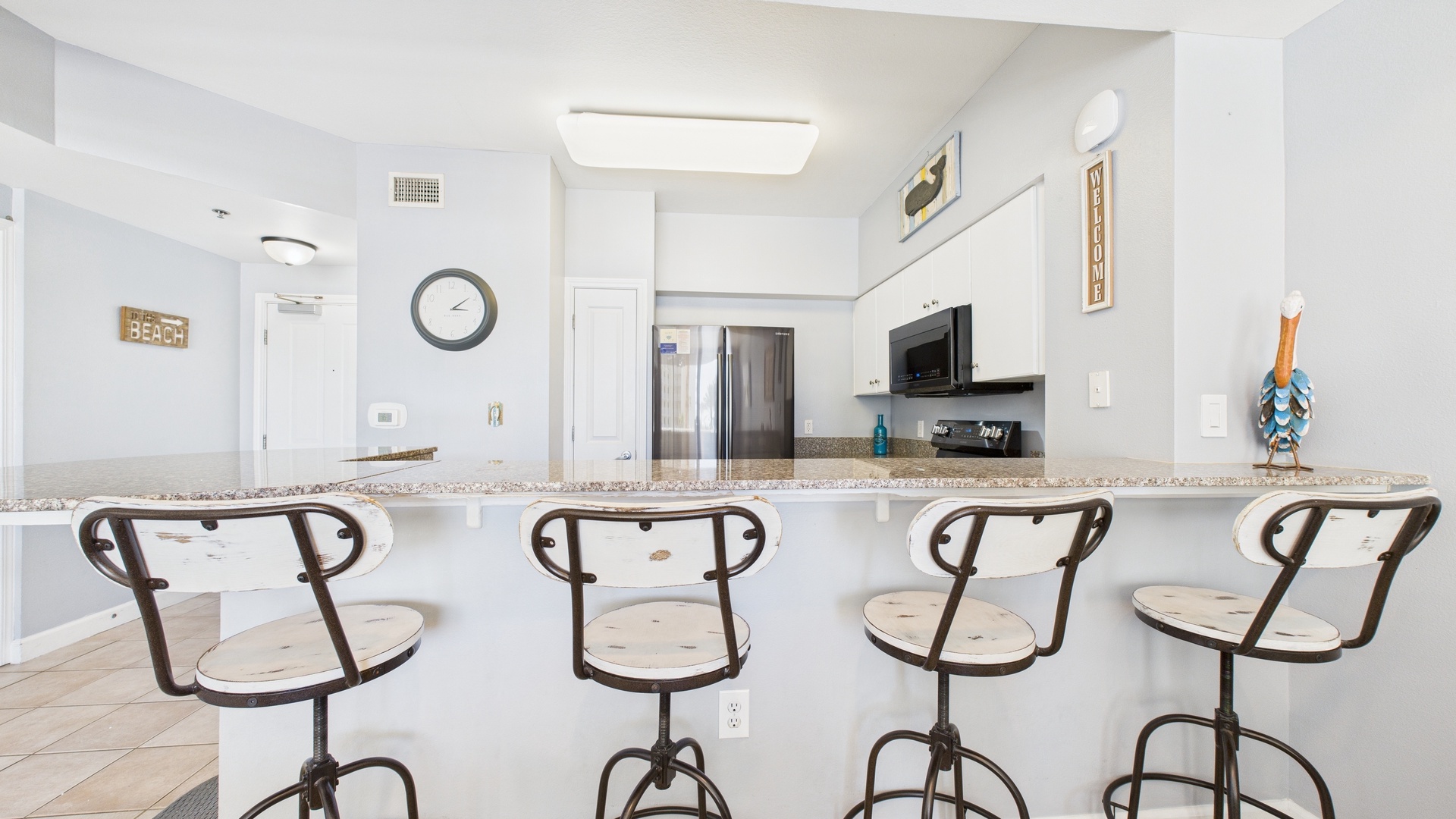 Full kitchen with breakfast bar and all the cooking essentials