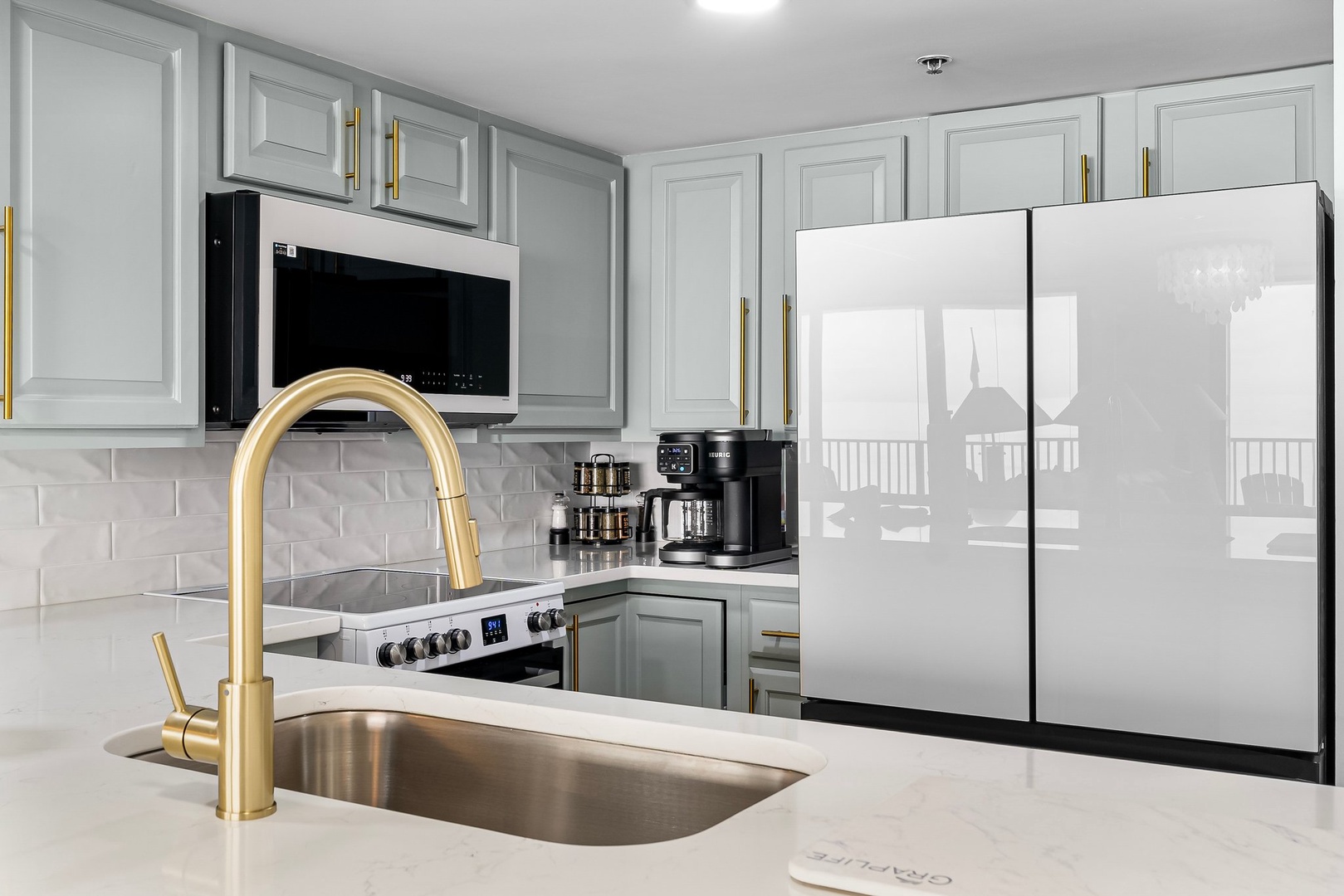 Full kitchen