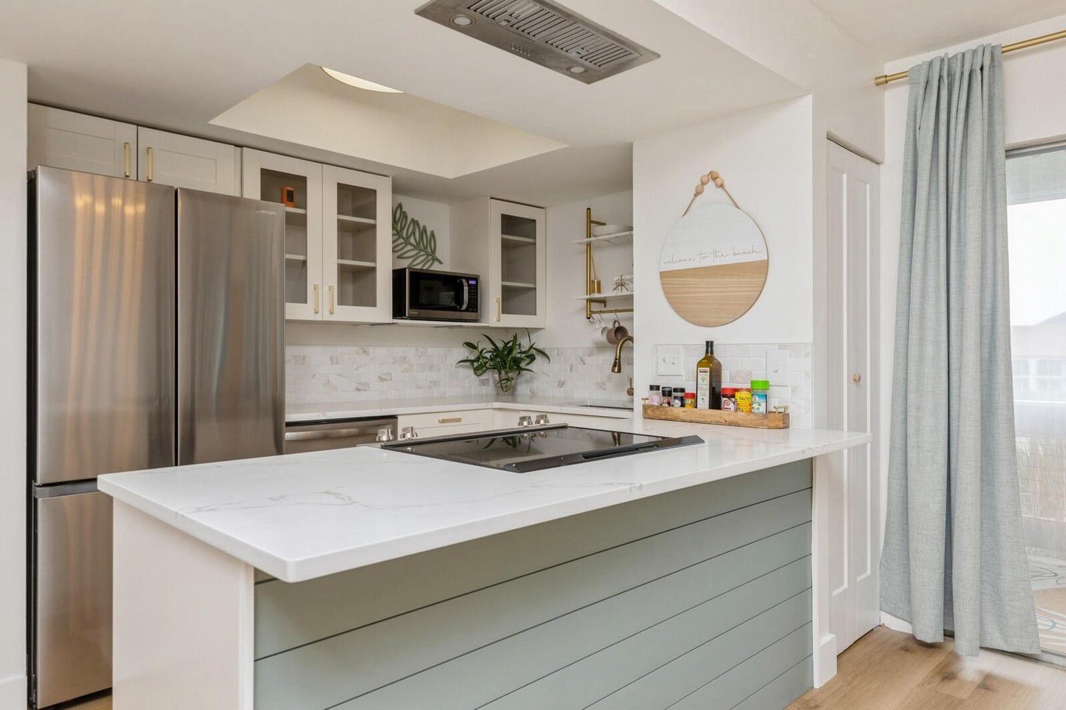 Full kitchen with breakfast bar and all the cooking essentials
