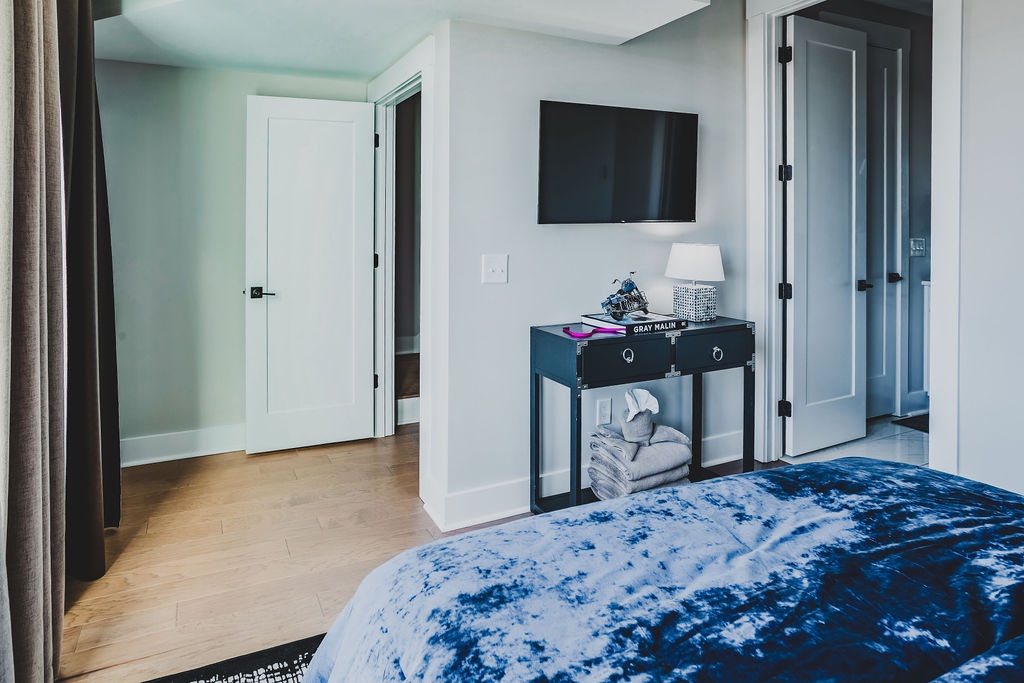 Fourth bedroom with queen bed and ensuite shared bathroom
