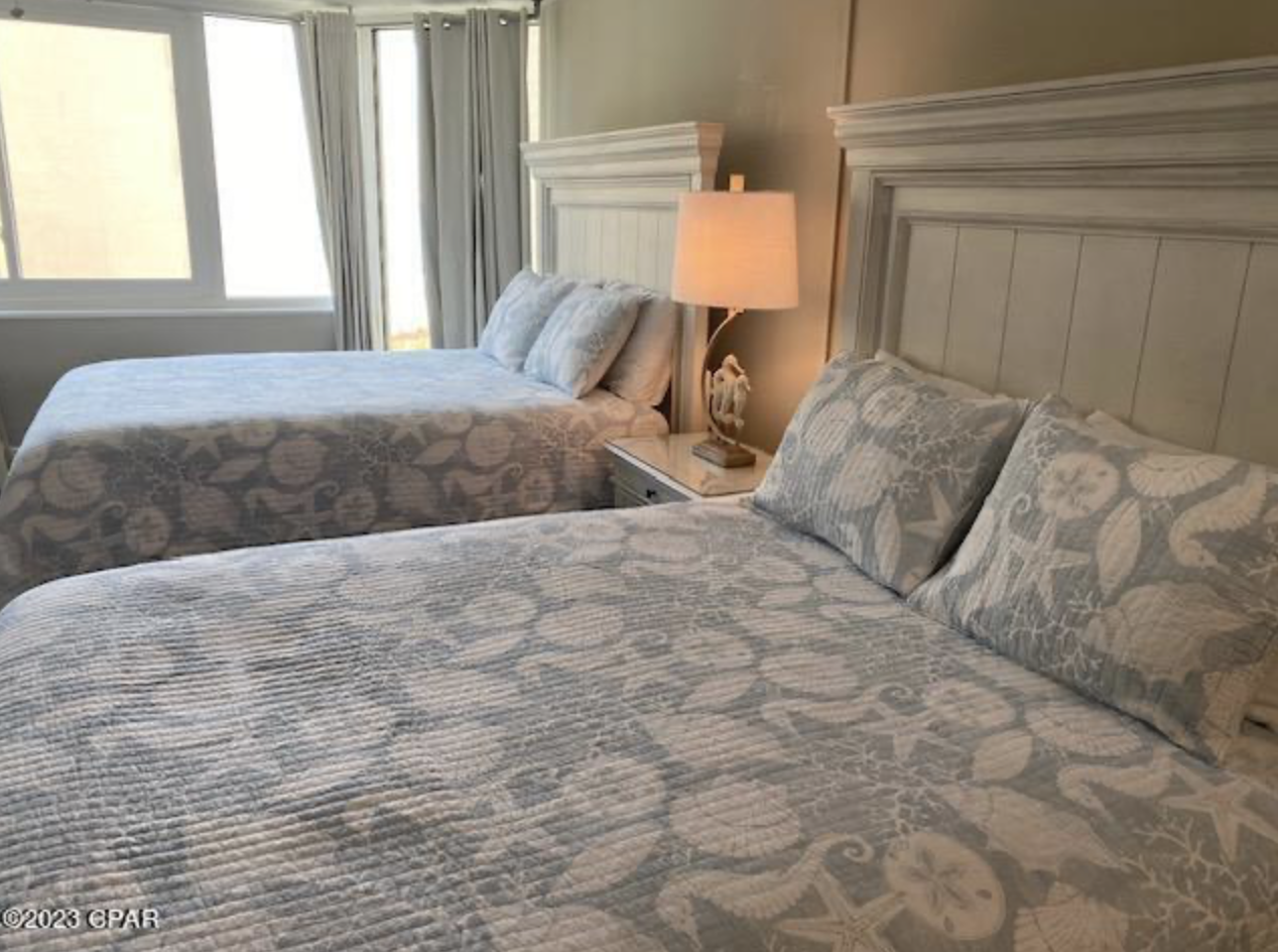 2 Queen beds