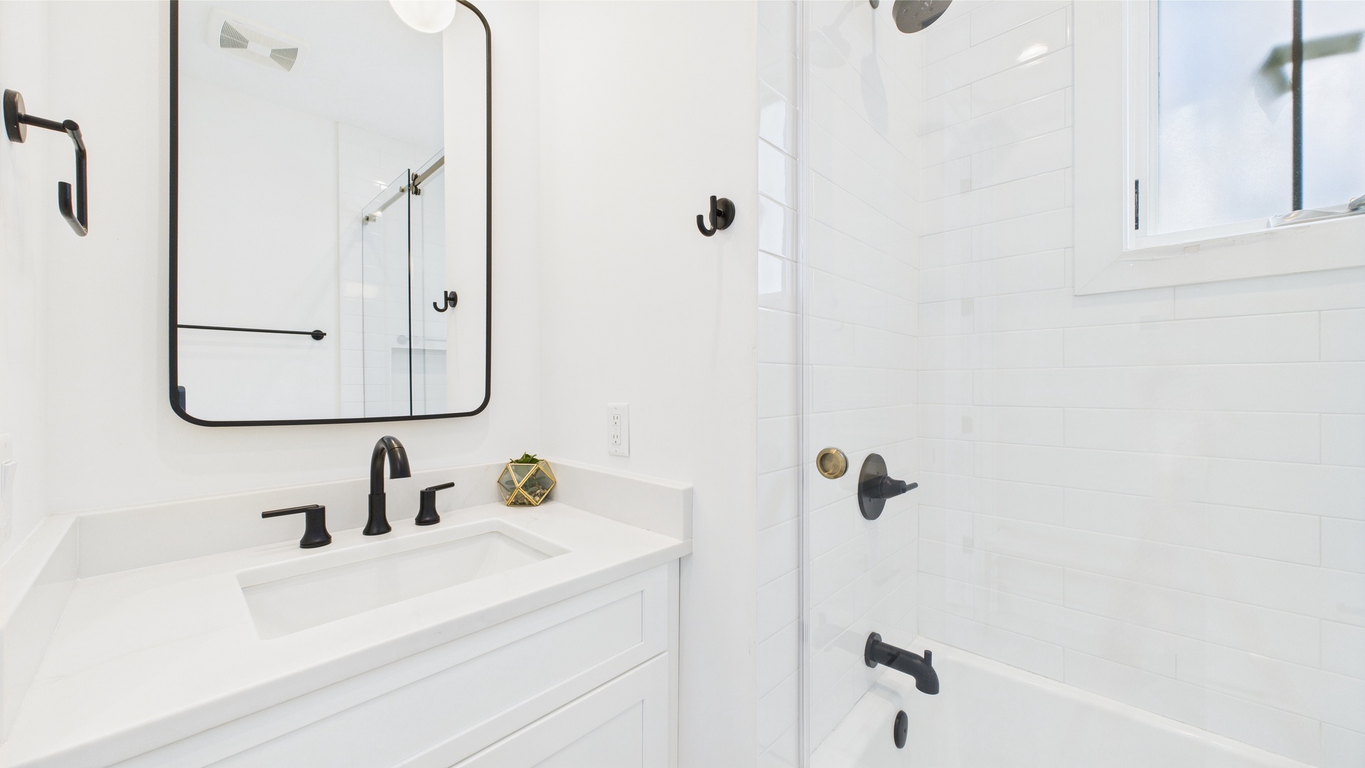 In Law suite above the garage-Full bathroom with shower and tub combo