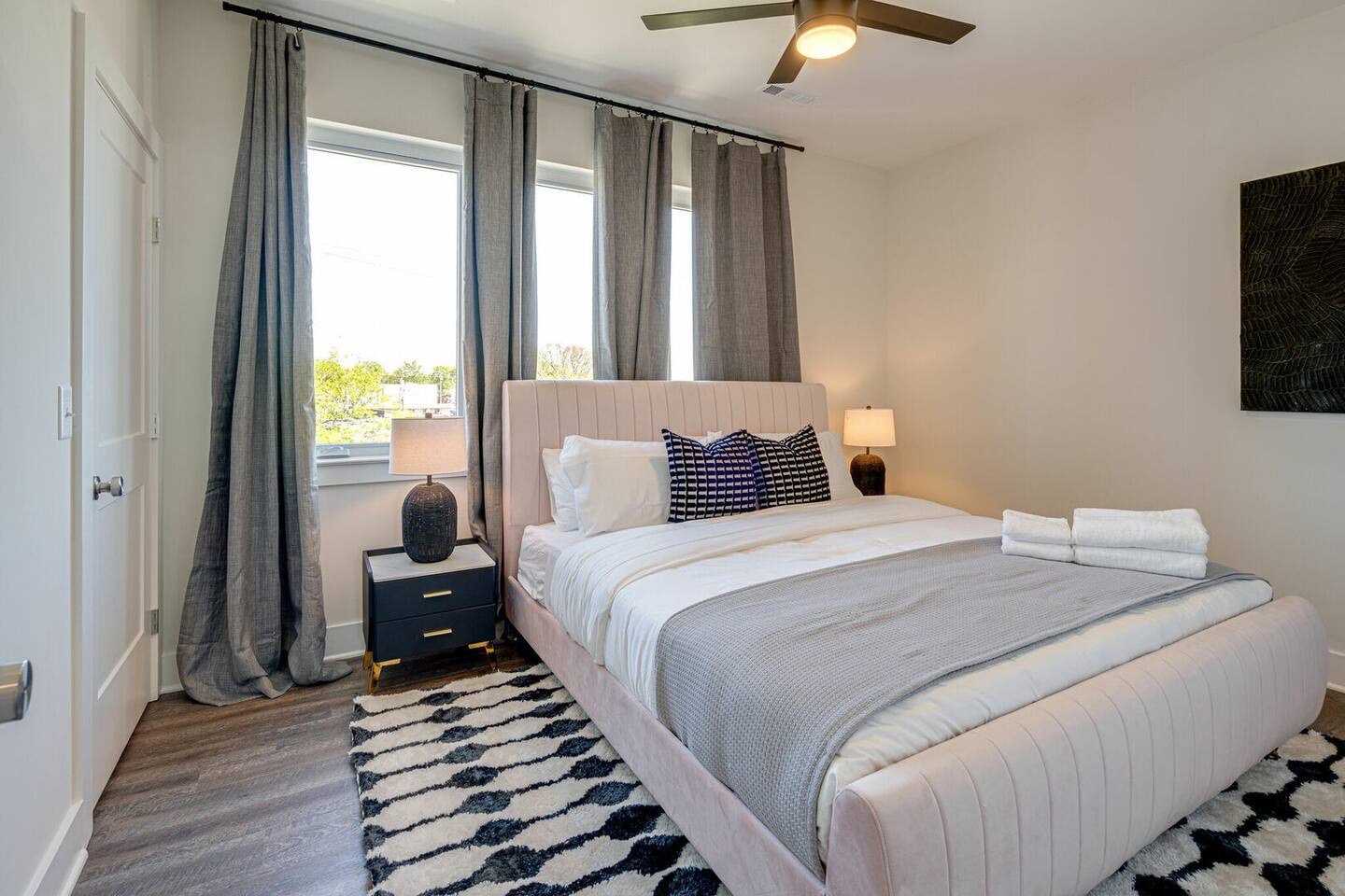 5629 - 2nd bedroom with King bed and ensuite bathroom.