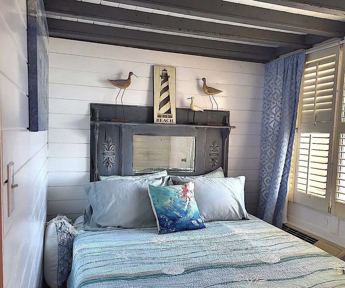 Master bedroom with queen bed (sleeps 2)