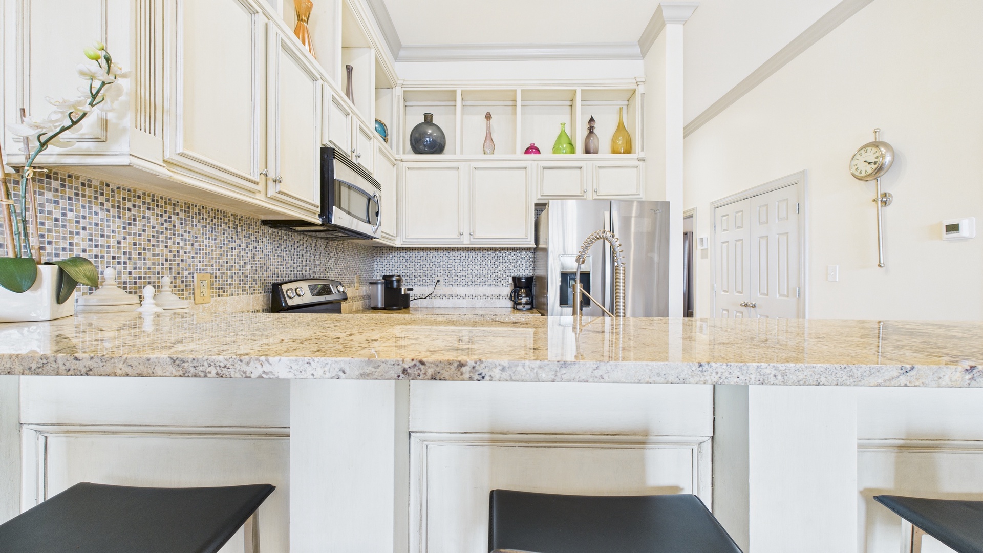 Breakfast bar in kitchen