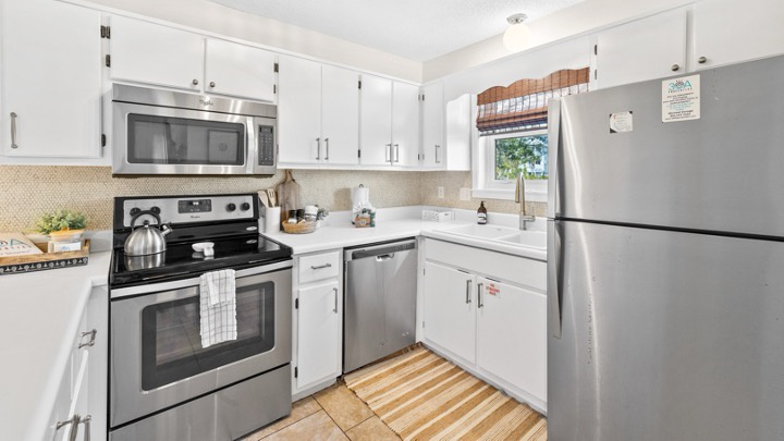 Full kitchen