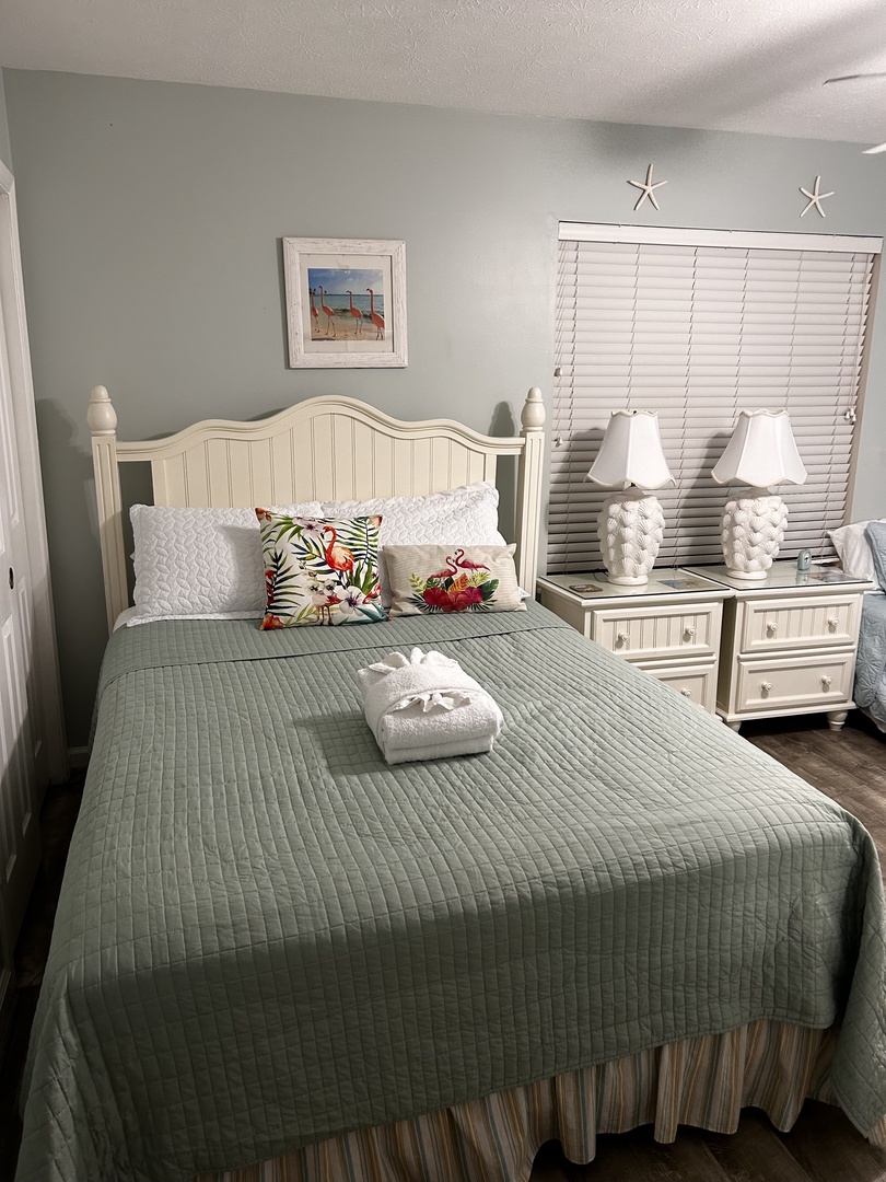 Bedroom with queen and twin bed (sleeps 3)