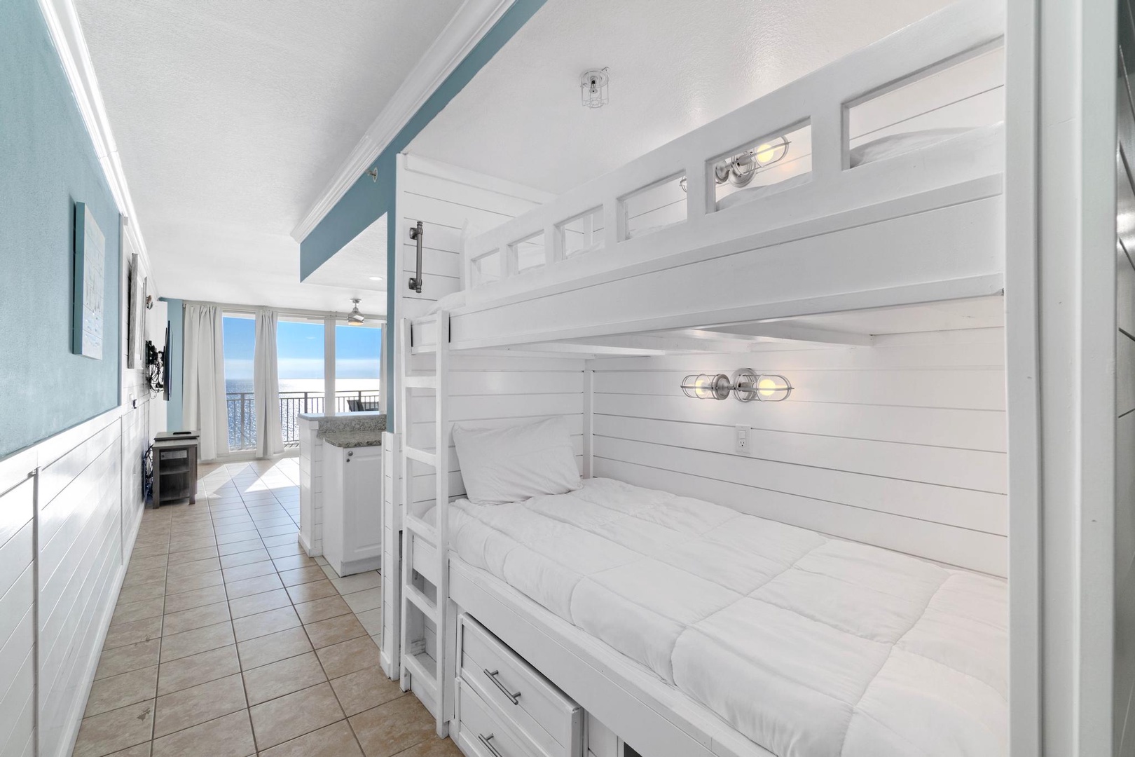 2 twin bunk beds