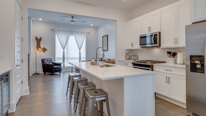 Full kitchen & breakfast bar