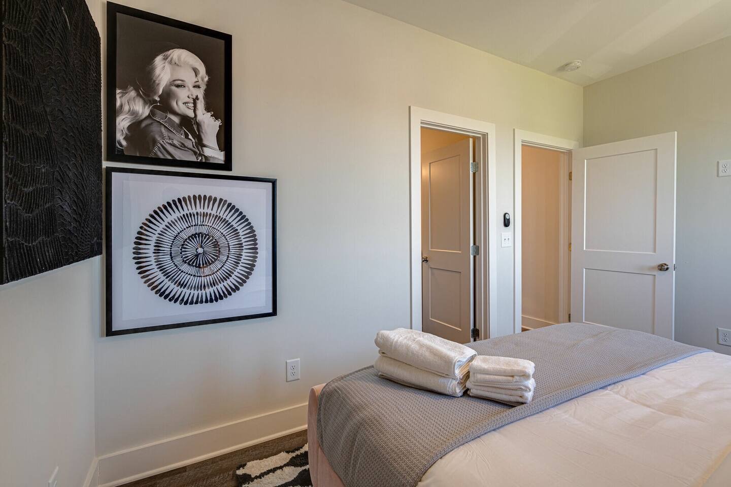 5629 - 2nd bedroom with King bed and ensuite bathroom.