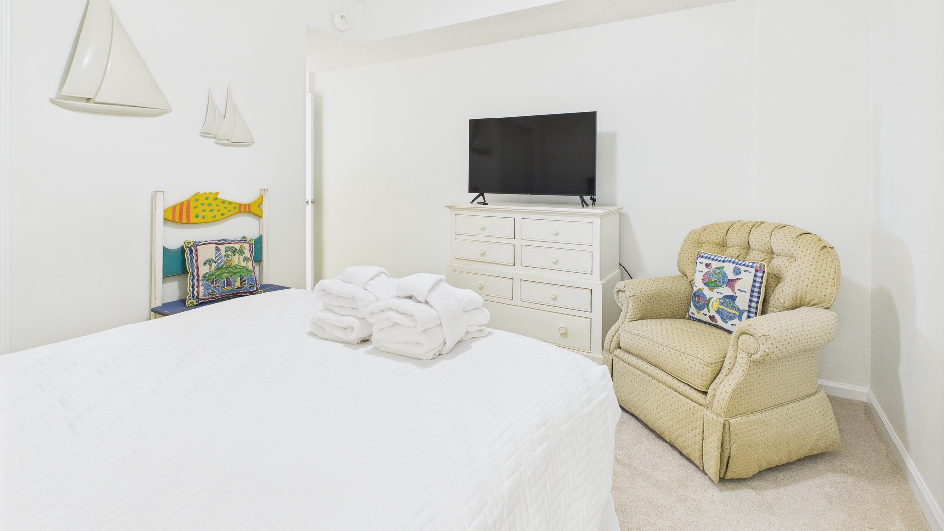 Guest bedroom with queen bed and ensuite bathroom (sleeps 2)
