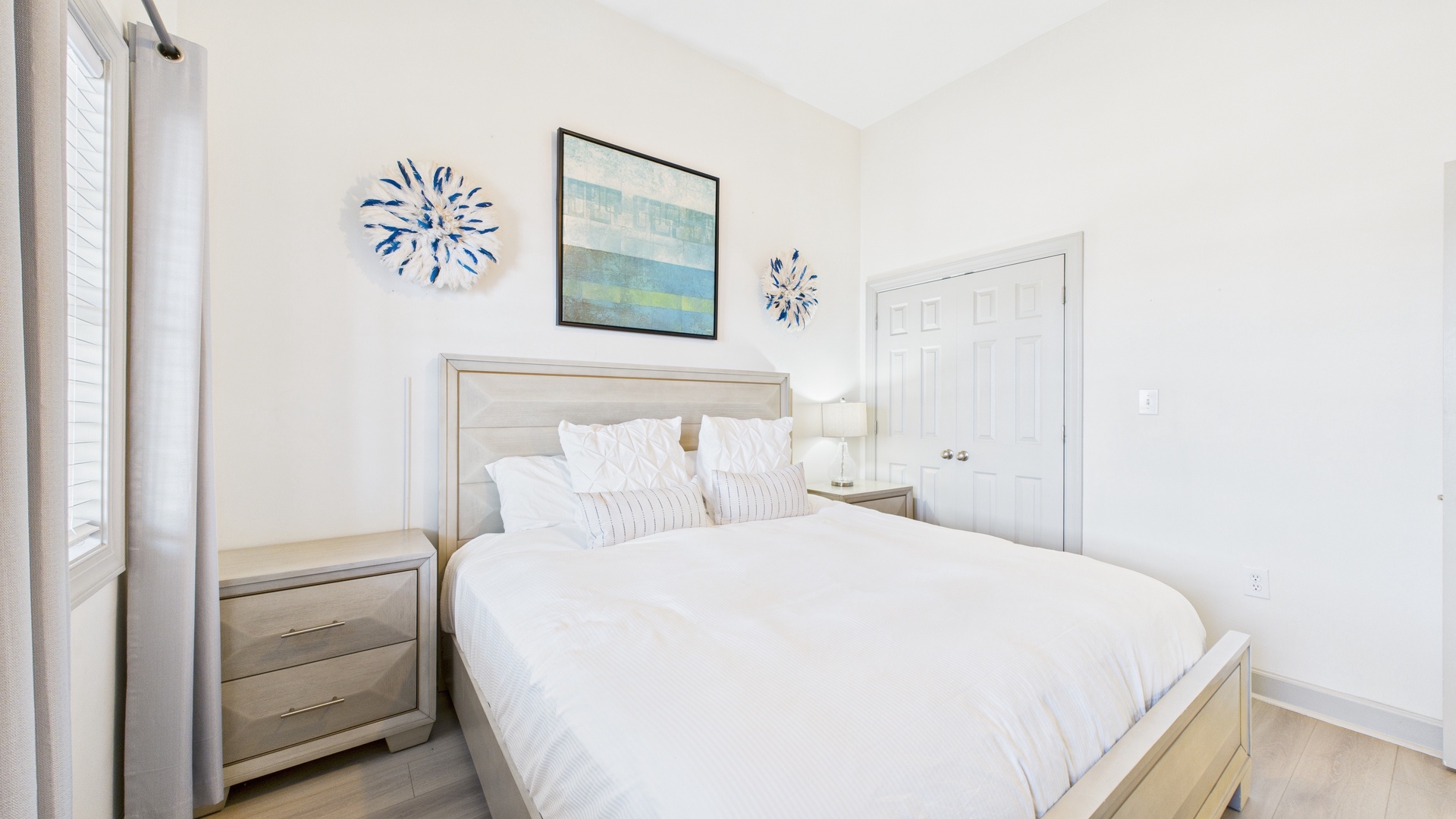 Guest room with queen size bed (sleeps 2)