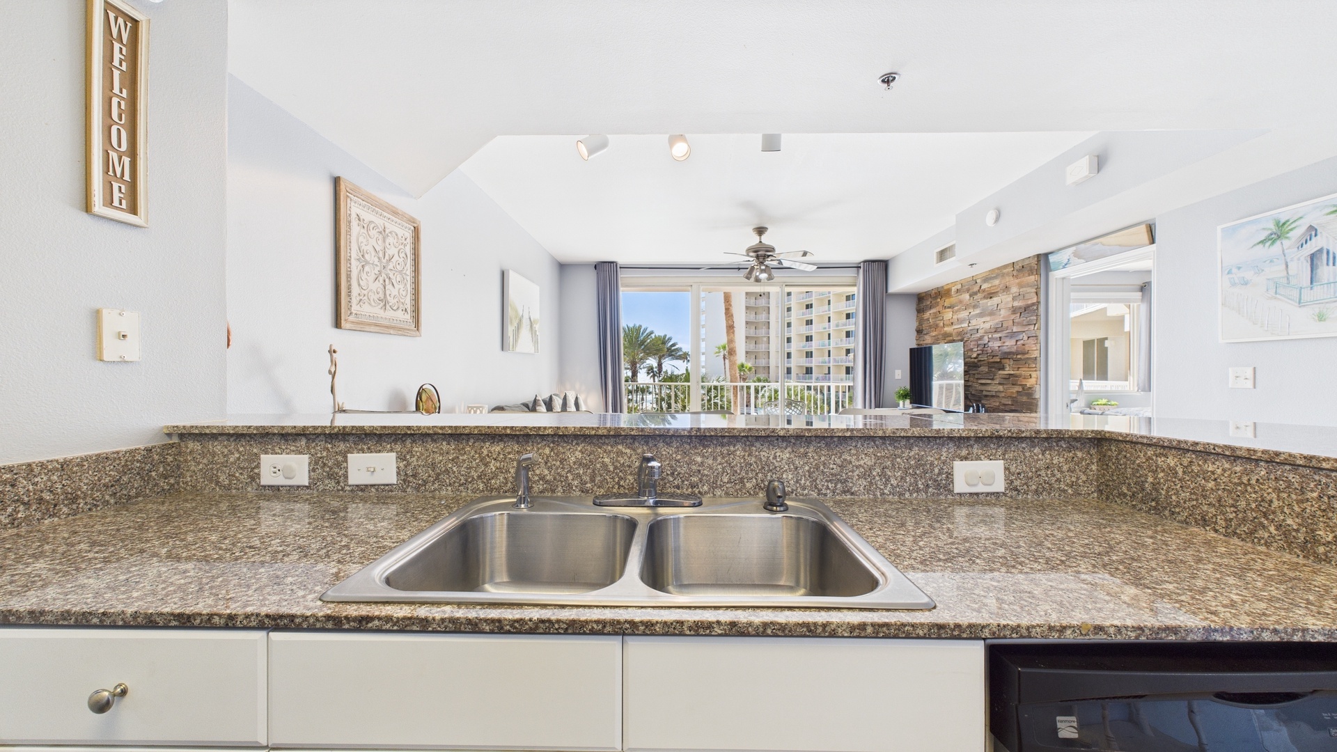 Full kitchen with breakfast bar and all the cooking essentials