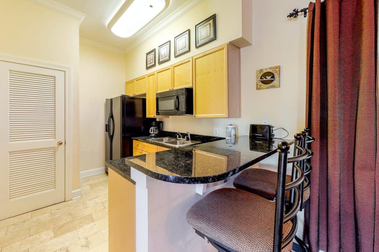 Kitchen area with bat seatin