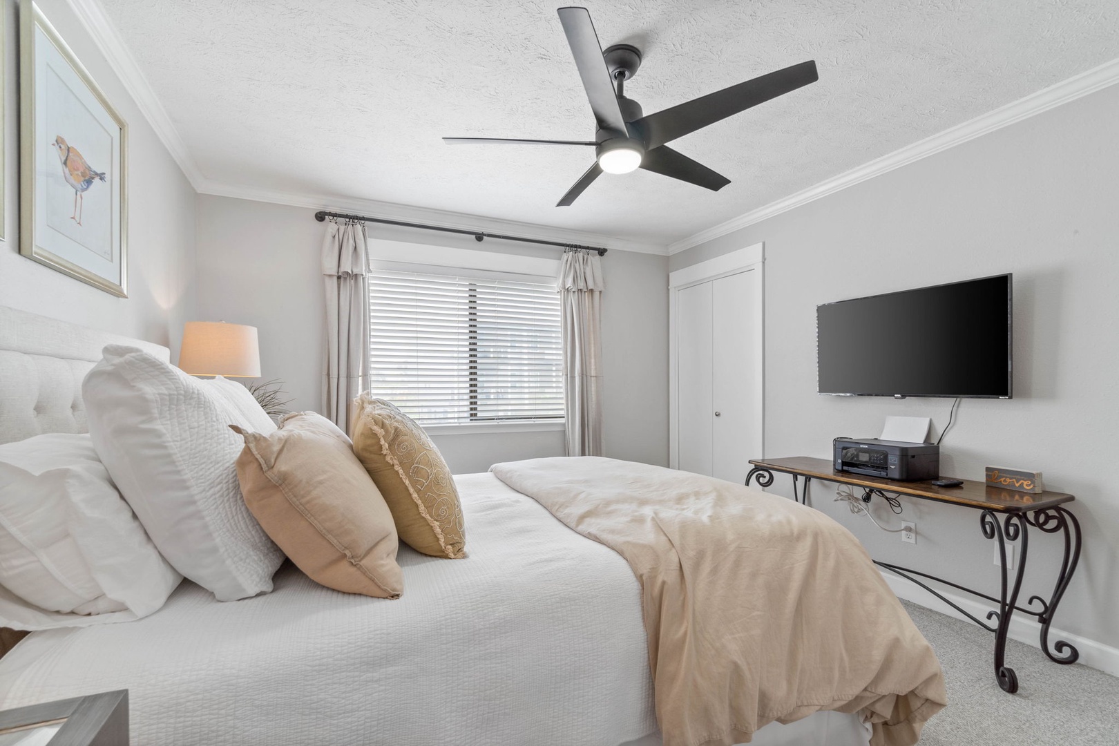 Guest bedroom with queen bed
