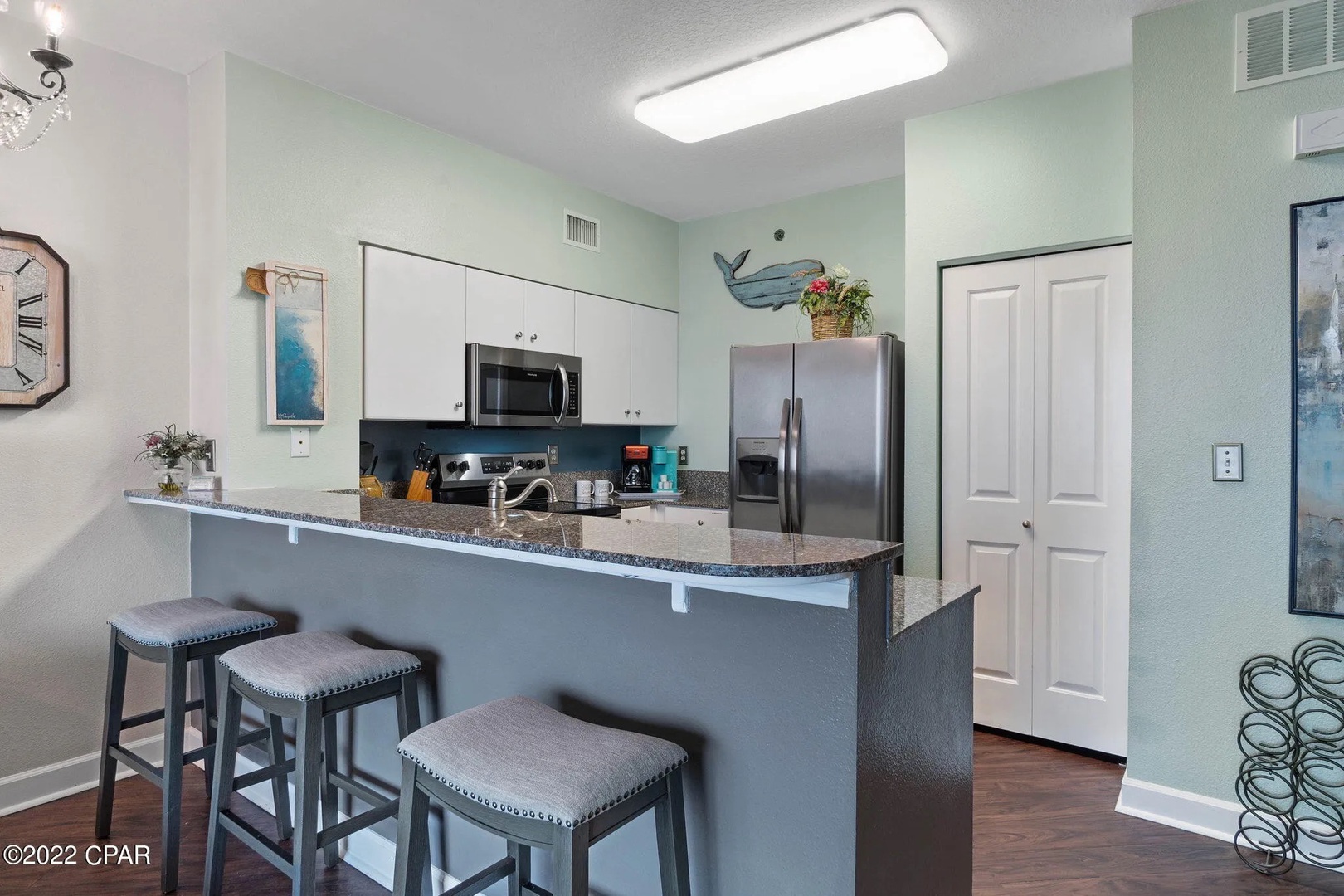 Full kitchen and breakfast bar with seating for 3.