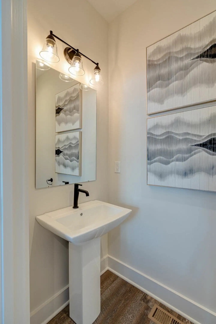 5631 - Half bathroom