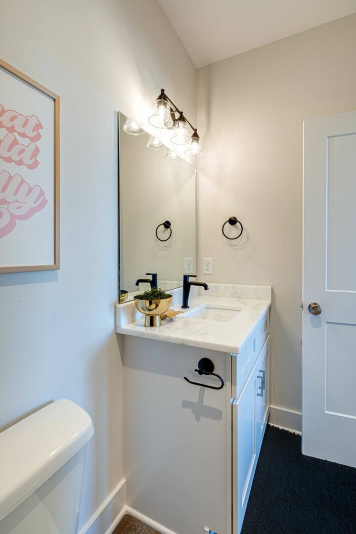 5629 - 2nd bathroom with shower and tub combo