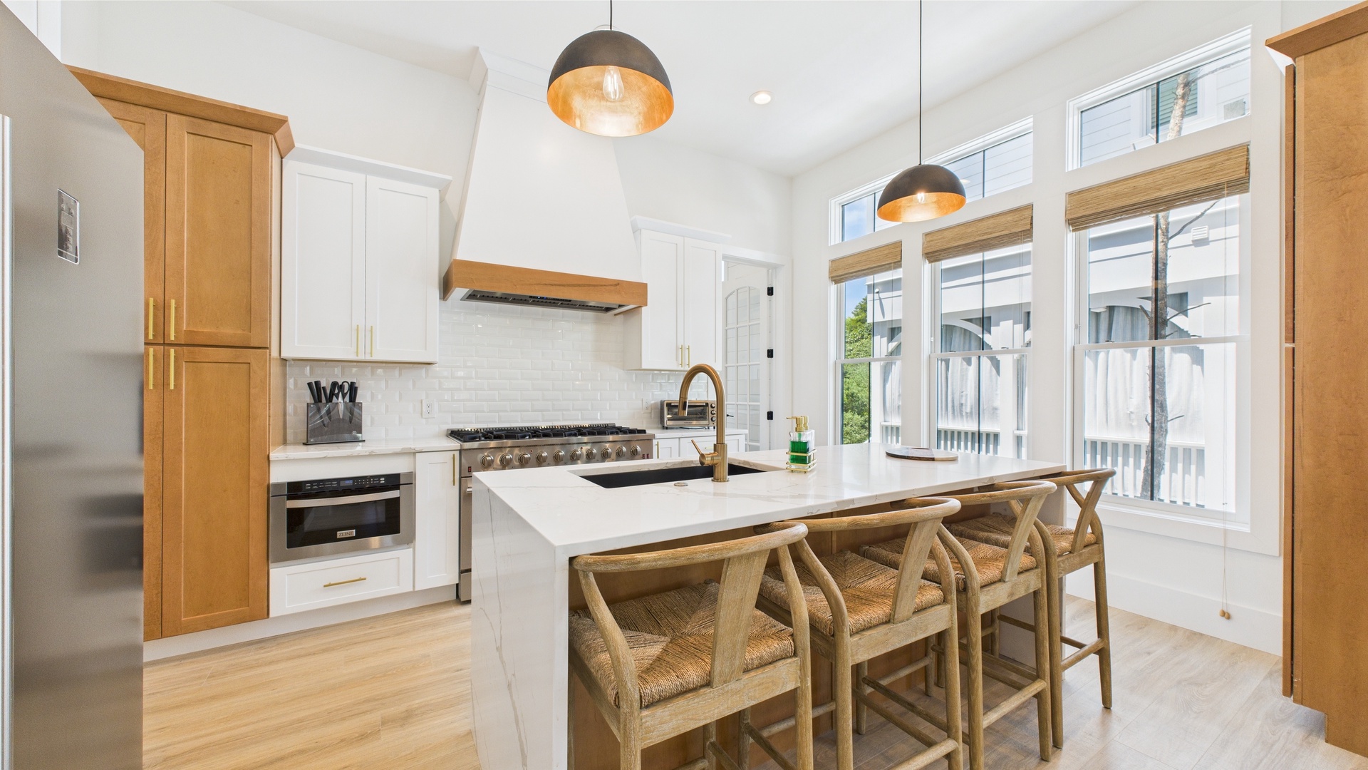 Breakfast bar with full kitchen