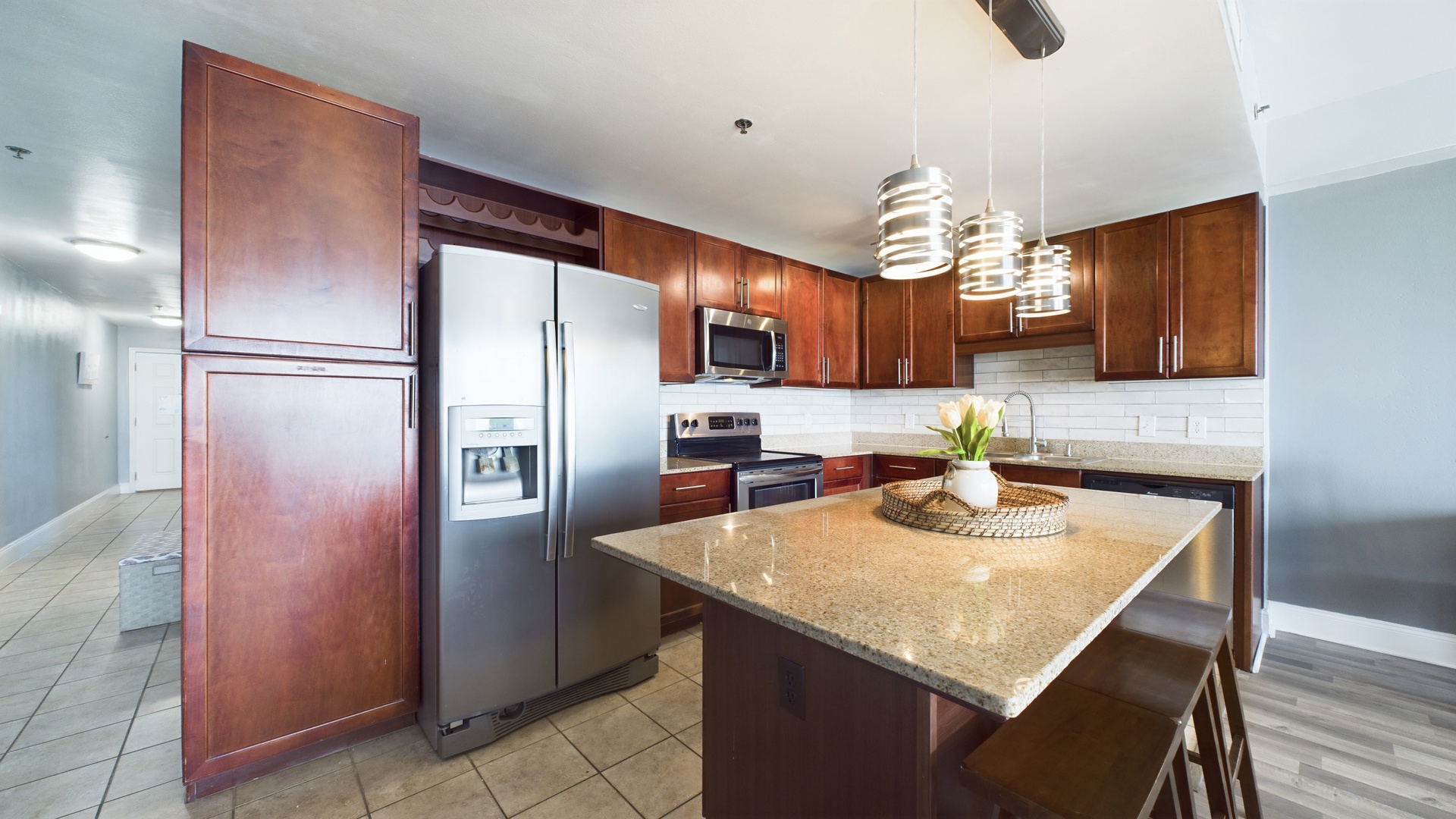Full kitchen with breakfast bar and all the cooking essentials