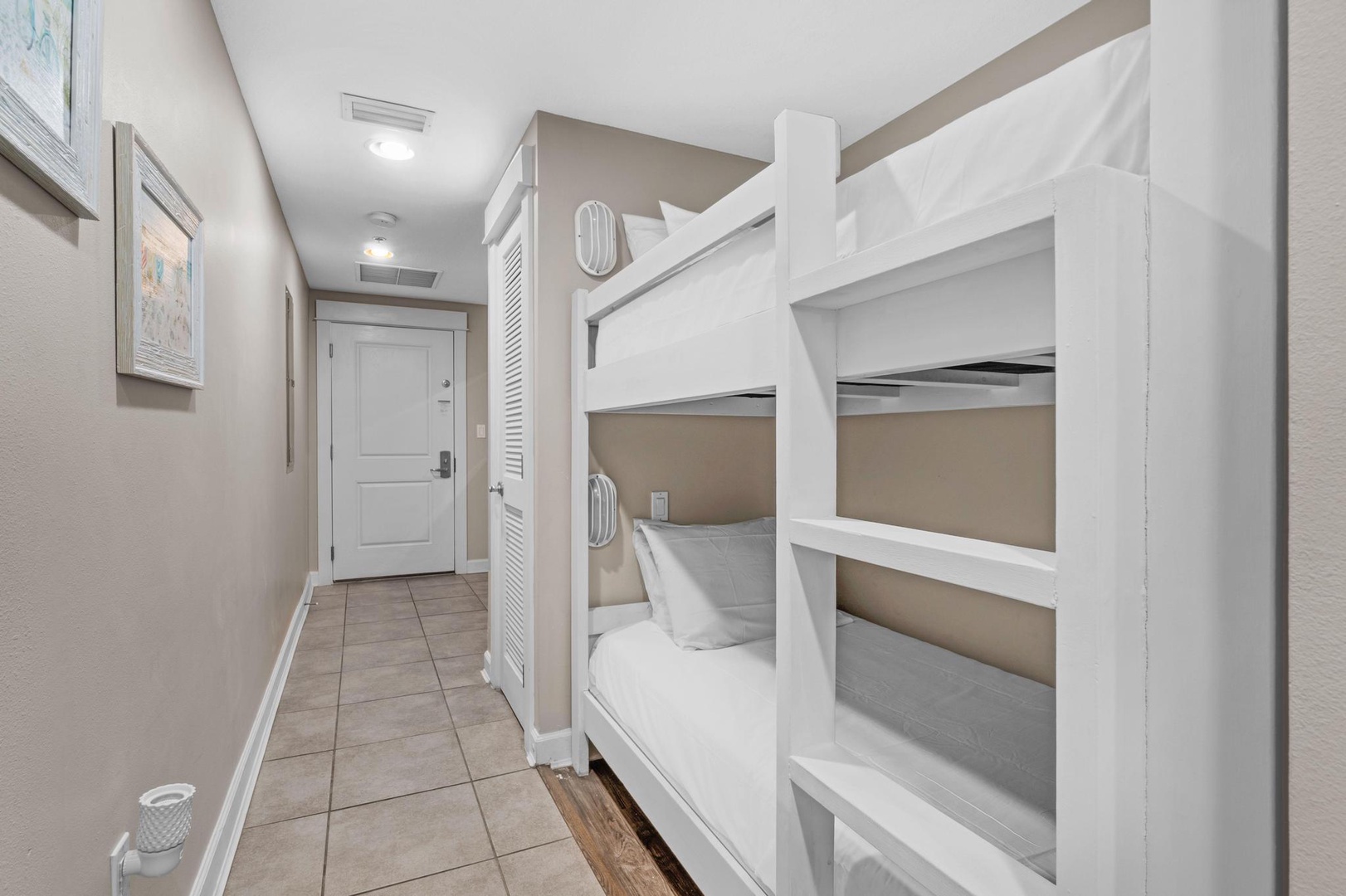 2 twin bunks bed