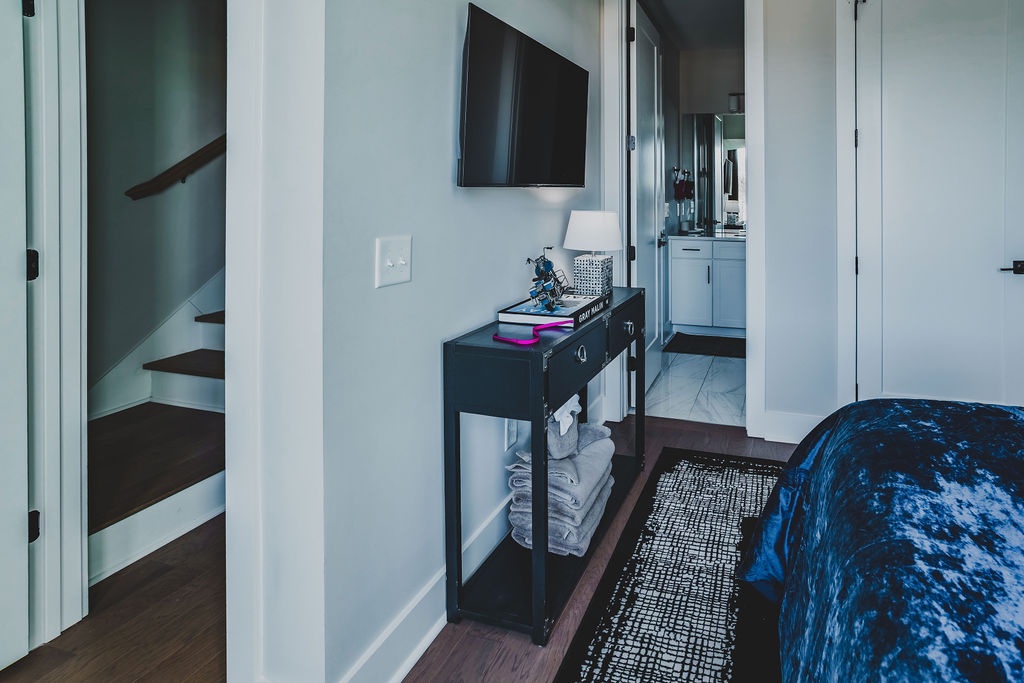 Fourth bedroom with queen bed and ensuite shared bathroom