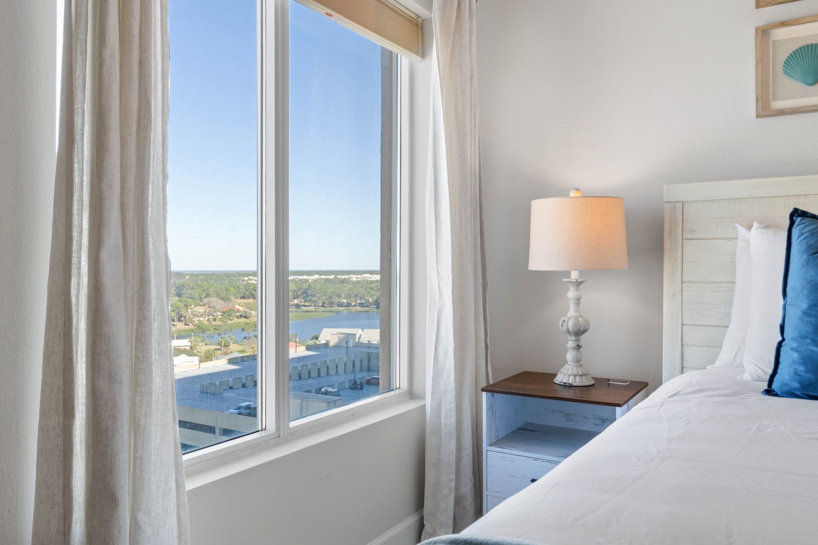 Guest room with queen bed