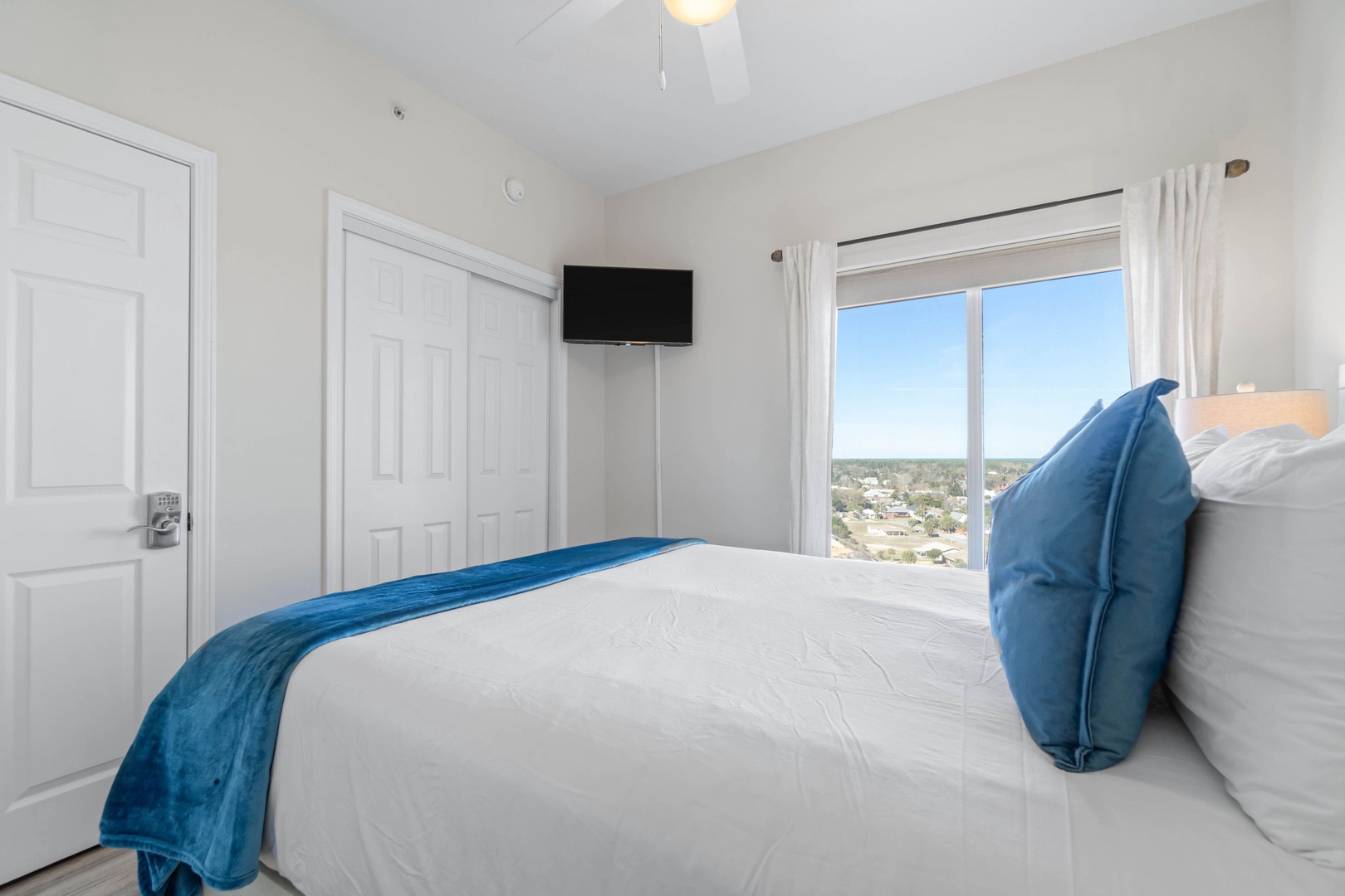 Guest room with queen bed