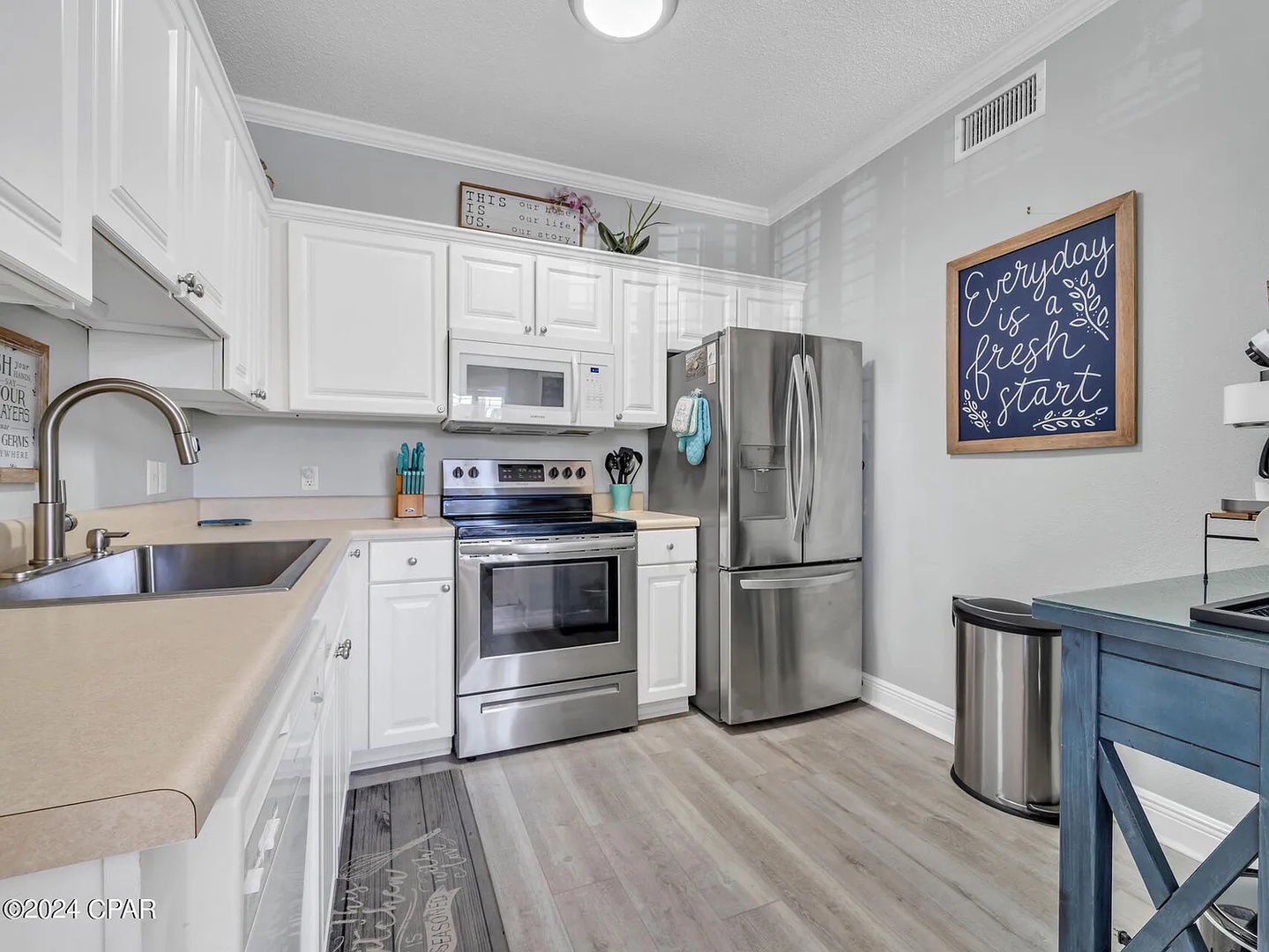 Full kitchen with separate coffee nook