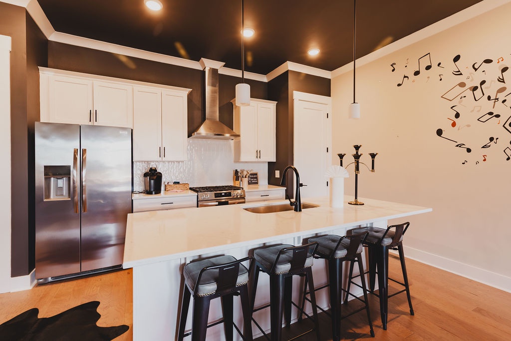 Full kitchen with breakfast bar and all the cooking essentials