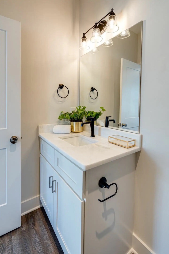 5629 - Primary bathroom with a shower and tub combo.