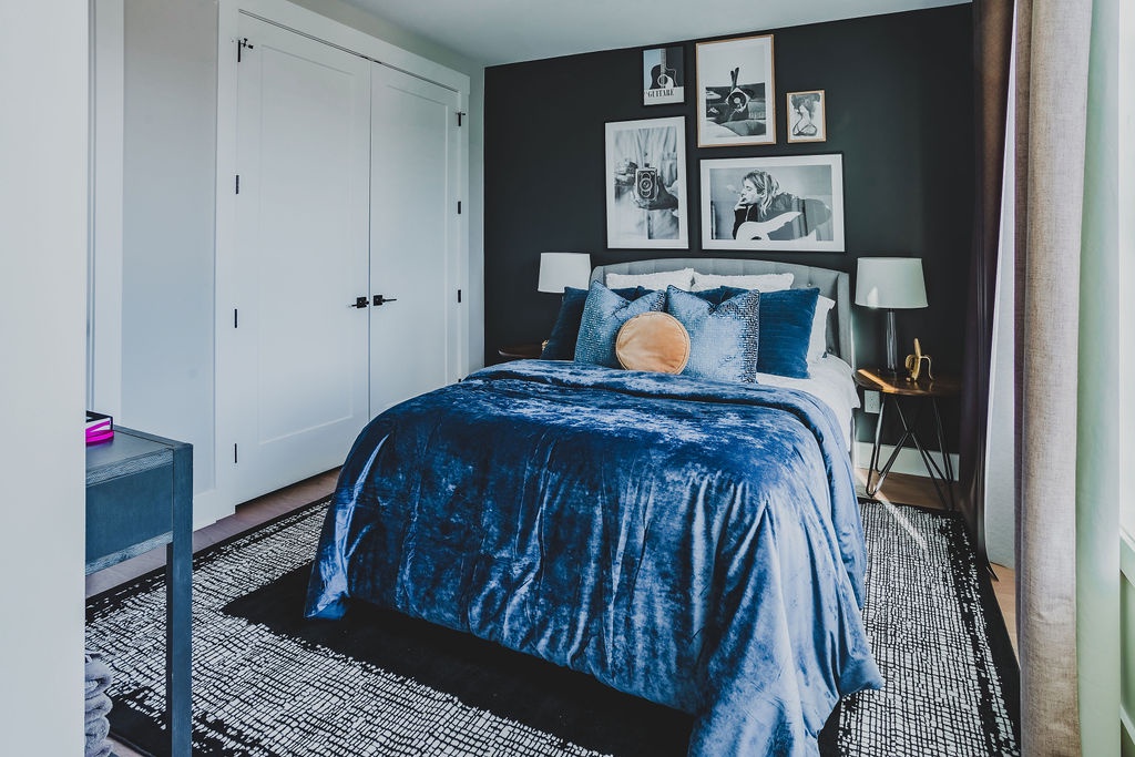 Fourth bedroom with queen bed and ensuite shared bathroom