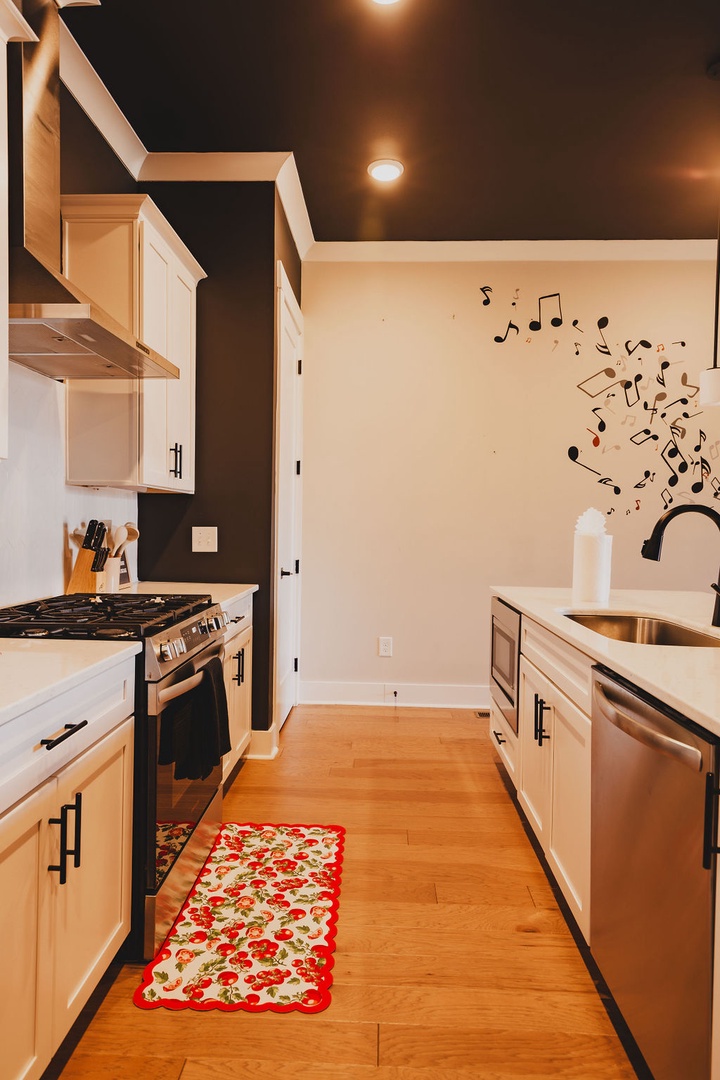 Full kitchen with breakfast bar and all the cooking essentials