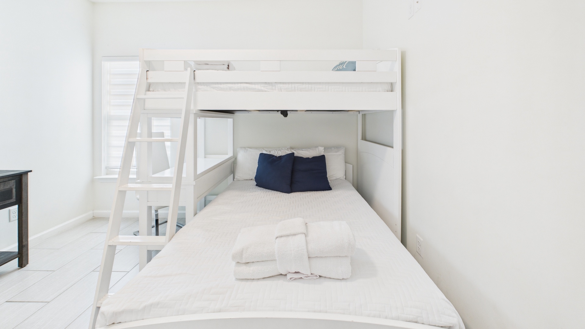 Guest bedroom with bunk-beds